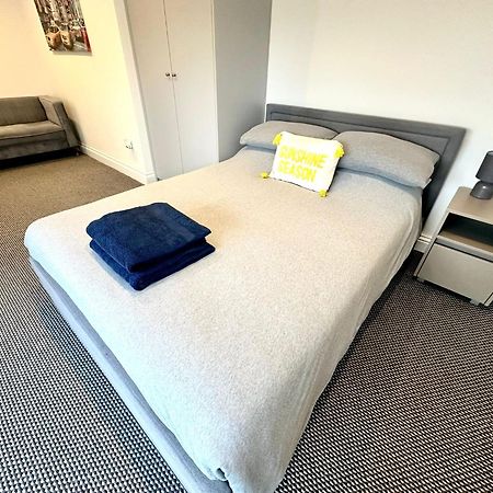 Stylish Modern, Private Apartment,15 Mins To Central London Hendon Bagian luar foto