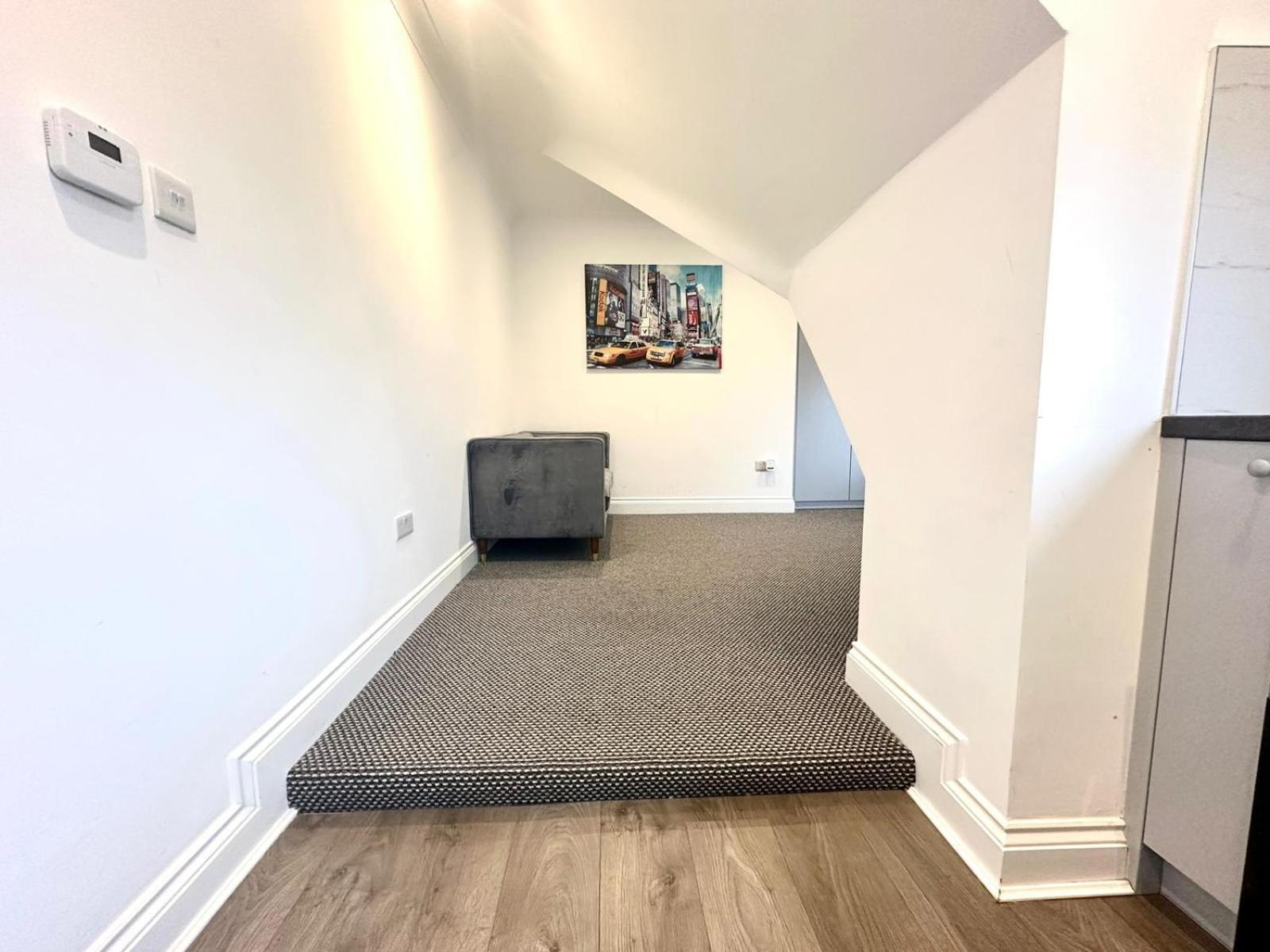 Stylish Modern, Private Apartment,15 Mins To Central London Hendon Bagian luar foto